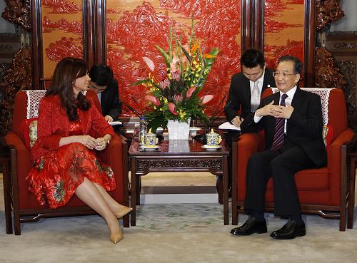 7月14日,国务院总理温家宝在北京中南海会见阿根廷总统克里斯蒂娜。新华社记者 刘建生 摄