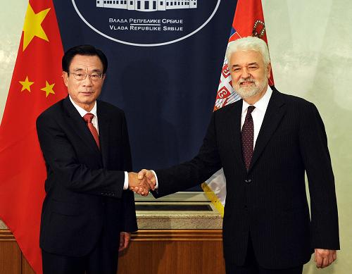 7月11日,正在塞尔维亚访问的中共中央政治局常委、中央纪委书记贺国强在贝尔格莱德会见塞尔维亚总理茨韦特科维奇。新华社记者 李涛 摄