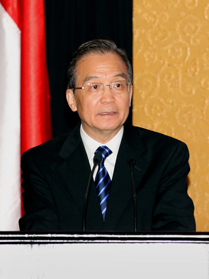 4月30日,中国国务院总理温家宝在雅加达与印度尼西亚副总统布迪奥诺共同出席“中国——印度尼西亚战略商务对话”并致辞。新华社记者 姚大伟 摄
