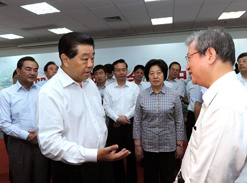 6月14日至17日,中共中央政治局常委、全国政协主席贾庆林在福建调研。这是6月16日,贾庆林在厦门两岸金融中心同台湾客商深入交流。新华社记者 饶爱民 摄