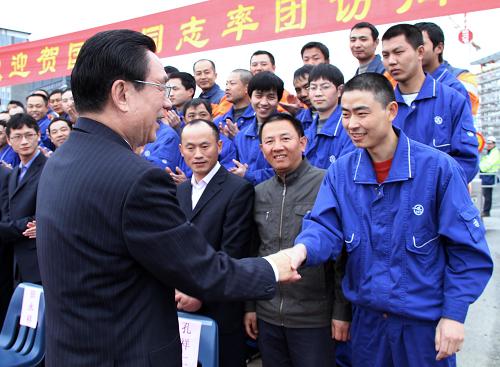 当地时间6月9日,中共中央政治局常委、中央纪委书记贺国强在雷克雅未克看望正在参加雷克雅未克市音乐厅建设工程的中国建筑工人。新华社记者 李国荣 摄