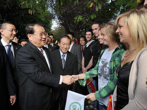 当地时间9月26日,中共中央政治局常委李长春出席爱尔兰都柏林大学孔子学院成立4周年庆典活动。这是李长春到达都柏林大学时受到孔子学院学生们的热烈欢迎。新华社记者 马占成 摄