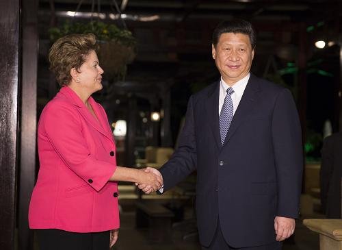 3月27日,国家主席习近平在南非德班会见巴西总统罗塞夫。新华社记者 兰红光 摄