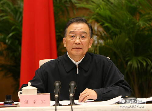 2008年1月27日15时,全国煤电油运保障工作电视电话会议在国务院小礼堂举行。中国政府网进行现场直播。图为国务院总理温家宝作重要讲话。(新华社记者 马占成 摄)