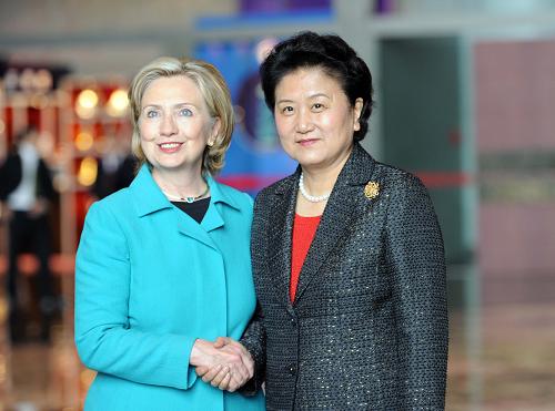 5月25日,中国国务委员刘延东与美国国务卿希拉里·克林顿在北京国家大剧院出席中美人文交流高层磋商机制成立仪式。新华社记者 张铎 摄