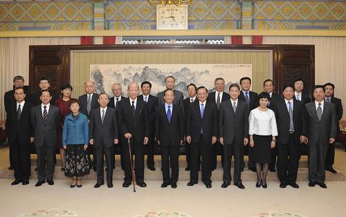 10月22日,国务院总理温家宝在北京会见出席第五届中日友好21世纪委员会第三次会议的双方委员。新华社记者 谢环驰 摄