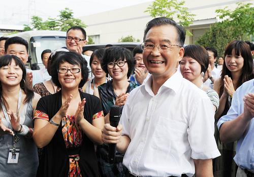 “心愿一般是不说出来的。但是我要说,我的心愿就是希望企业越办越好。”8月22日,在浙江艾莱依集团生产车间门口,正在这里考察的温家宝总理满足了企业员工希望他为“心灵收纳器”许个愿的期望。话音刚落,大家激动地鼓起掌来。新华社记者 李学仁 摄