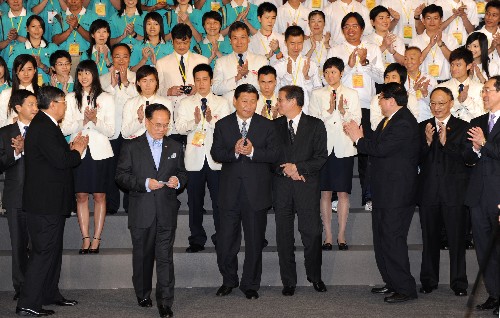 7月6日,国家副主席习近平在香港会见北京奥运会、残奥会香港体育代表团成员和志愿者、义工代表。 新华社记者黄敬文摄