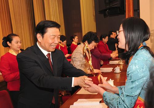 2月28日,纪念“三八”国际妇女节暨全国三八红旗手(集体)表彰大会在北京举行,中共中央政治局委员、国家副主席李源潮出席并讲话。新华社记者 何俊昌 摄