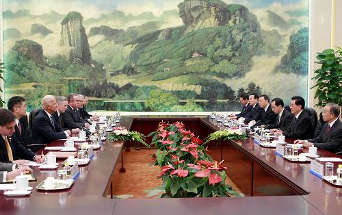 8月19日,中国国家主席胡锦涛在北京人民大会堂会见美国副总统拜登。新华社记者 鞠鹏 摄
