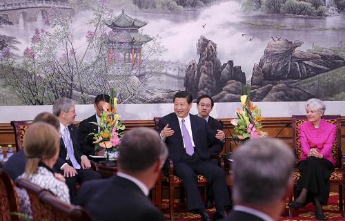 6月3日,国家副主席习近平在北京钓鱼台国宾馆会见美国艾奥瓦州州长布兰斯塔德率领的友好代表团。新华社记者 兰红光 摄