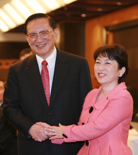 2月21日,中国国务委员唐家璇(左)在日本东京会见日本社民党党首福岛瑞穗。唐家璇20日下午抵达东京,开始对日本进行访问。 新华社记者任正来摄