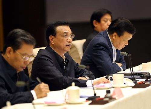 11月1日,地方政府职能转变和机构改革工作电视电话会议在北京召开。中共中央政治局常委、国务院总理、中央编制委员会主任李克强发表讲话。新华社记者 刘卫兵 摄