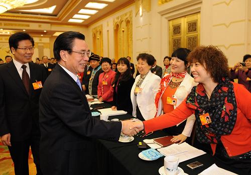 3月6日,中共中央政治局常委、中央纪委书记贺国强来到他所在的十一届全国人大三次会议湖南代表团,同代表们一起审议政府工作报告。新华社记者黄敬文摄