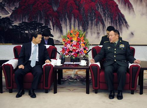 11月5日,国务委员兼国防部长梁光烈在北京八一大楼会见来华出席第七届中韩安保论坛的韩国前国防部长赵成台一行。 新华社记者 张铎 摄
