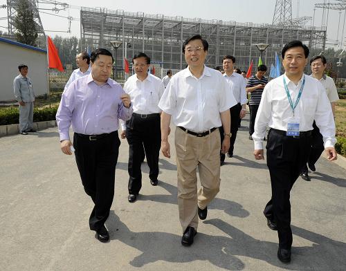 5月21日,中共中央政治局委员、国务院副总理张德江在北京出席2009特高压输电技术国际会议并讲话。5月20日张德江考察国家电网公司特高压直流实验基地。新华社记者 张铎 摄