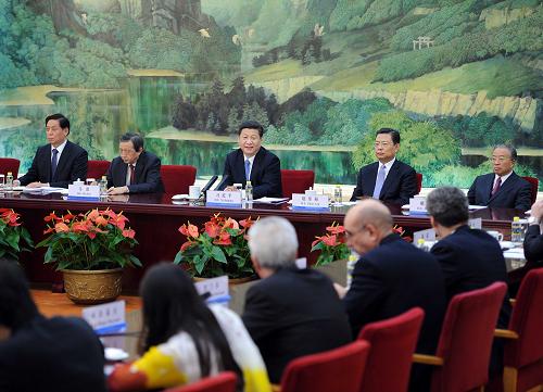 12月5日,中共中央总书记习近平在北京人民大会堂与在华工作的外国专家亲切座谈。新华社记者 李涛 摄