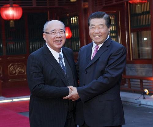 3月22日,中共中央政治局常委、全国政协主席贾庆林在北京钓鱼台国宾馆会见中国国民党荣誉主席吴伯雄一行。新华社记者 刘卫兵 摄