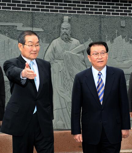 4月4日,正在韩国进行正式友好访问的中共中央政治局常委李长春在济州道政府和民间友好团体负责人陪同下到西归浦市参观徐福公园。 新华社记者 刘建生 摄
