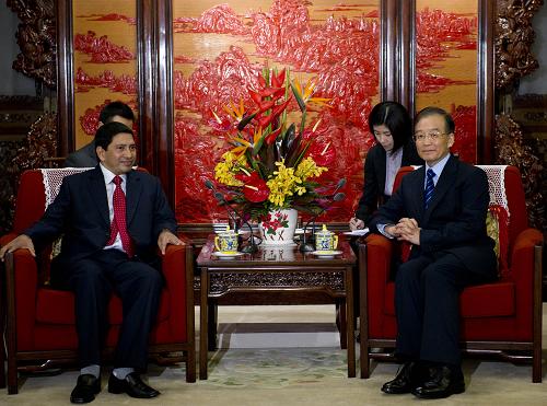 11月25日,国务院总理温家宝在北京中南海紫光阁会见尼泊尔副总理兼外长纳拉扬·卡吉·什雷斯塔。新华社记者 李学仁 摄