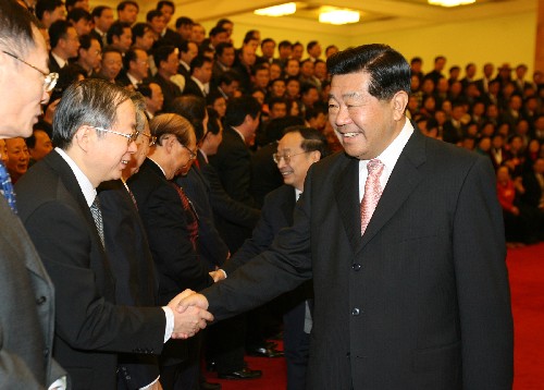 贾庆林出席中国农工民主党第十四次全国代表大会开幕会 12月11日,中国农工民主党第十四次全国代表大会在北京开幕。中共中央政治局常委、全国政协主席贾庆林会见全体与会代表,并代表中共中央致贺词。这是贾庆林在会前会见全体与会代表。 新华社记者黄敬文摄