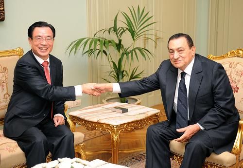 6月14日,中共中央政治局常委、中央纪委书记贺国强在开罗会见埃及总统、民族民主党主席穆罕默德·胡斯尼·穆巴拉克。 新华社记者 刘建生 摄