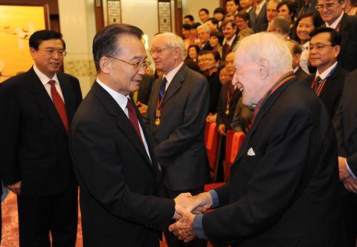 9月29日,国务院总理温家宝在北京人民大会堂亲切会见荣获2008年度中国政府“友谊奖”的外国专家和他们的眷属。 新华社记者 黄敬文 摄