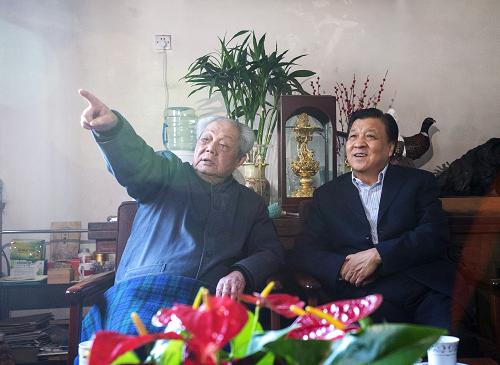 1月26日下午和27日上午,中共中央政治局常委、中央书记处书记刘云山代表习近平总书记和党中央看望文化界知名人士,向他们致以诚挚问候,向广大文化工作者致以新春祝福。这是1月26日,刘云山看望中国艺术研究院原副院长、著名红学家冯其庸。新华社记者王晔摄