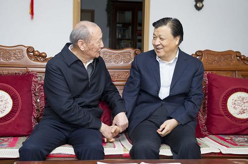 1月26日下午和27日上午,中共中央政治局常委、中央书记处书记刘云山代表习近平总书记和党中央看望文化界知名人士,向他们致以诚挚问候,向广大文化工作者致以新春祝福。这是1月26日,刘云山看望新华社原副社长兼总编辑、著名记者冯健。新华社记者 黄敬文 摄