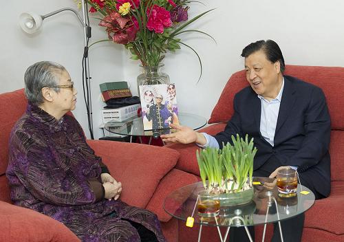 这是1月27日,刘云山看望中国文联荣誉委员、著名京剧表演艺术家李世济。新华社记者 黄敬文 摄