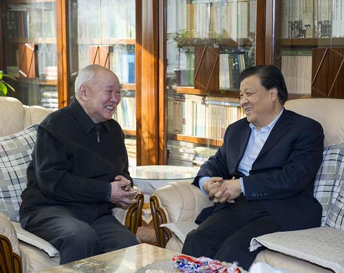 这是1月27日,刘云山看望中央文献研究室原常务副主任、中国近代史和中共党史研究著名专家金冲及。新华社记者 王晔 摄