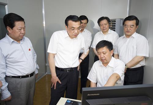 这是6月7日,李克强在邯郸环境监测站听取工作人员介绍情况。新华社记者 黄敬文 摄