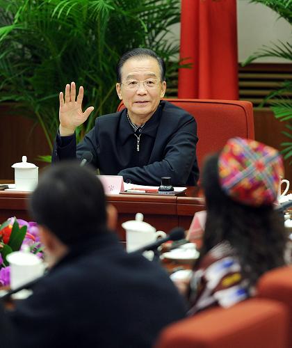 这是2月7日,温家宝听取基层群众对《政府工作报告(征求意见稿)》的意见和建议。新华社记者 李涛 摄