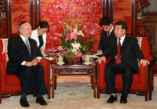 8月21日,国务院副总理回良玉在北京中南海会见前来出席第29届奥运会闭幕式的美国良知基金会主席施奈尔。 新华社记者 庞兴雷 摄