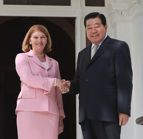 4月9日,全国政协主席贾庆林在澳大利亚布里斯班会见澳大利亚昆士兰州州督温斯莉女士。新华社记者 刘卫兵 摄