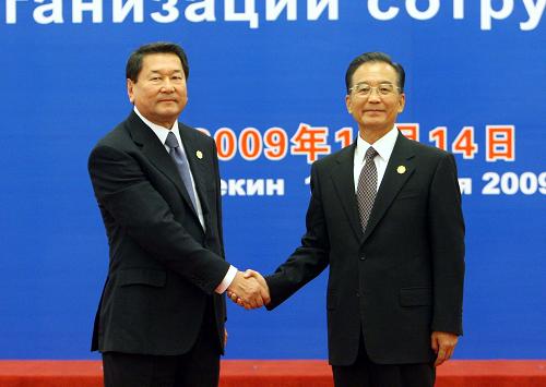 10月14日,温家宝总理迎接上合组织秘书长努尔加利耶夫。当日,上海合作组织成员国总理第八次会议在北京人民大会堂举行。中国国务院总理温家宝主持会议。 新华社记者刘卫兵摄