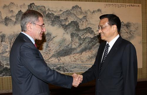 10月31日,国务院副总理李克强在北京中南海紫光阁会见法国苏伊士环能集团董事长兼首席执行官热拉尔·梅斯特拉莱。新华社记者 姚大伟 摄