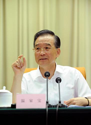 8月18日,全国新型农村社会养老保险试点工作会议在北京召开。中共中央政治局常委、国务院总理温家宝出席会议并作重要讲话。新华社记者 黄敬文 摄