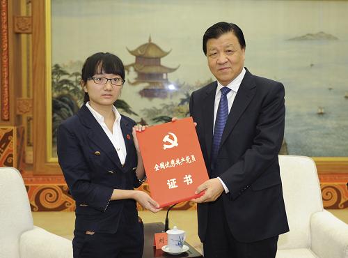9月25日,兰辉同志先进事迹报告会在人民大会堂举行。报告会前,中共中央政治局常委、中央党的群众路线教育实践活动领导小组组长刘云山看望了报告团成员。这是刘云山将追授兰辉同志“全国优秀共产党员”证书颁发给兰辉同志的女儿兰欣怡。新华社记者 谢环驰 摄