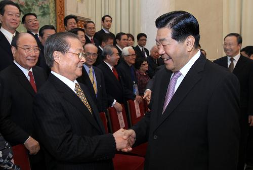 3月18日,中共中央政治局常委、全国政协主席贾庆林在北京人民大会堂会见饶颖奇先生率领的台湾民意代表交流参访团。新华社记者 庞兴雷 摄