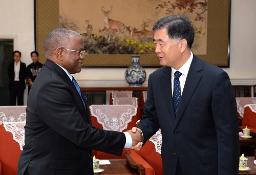 9月16日,中国国务院副总理汪洋在北京中南海会见来访的安哥拉外长希科蒂。新华社记者 马占成 摄