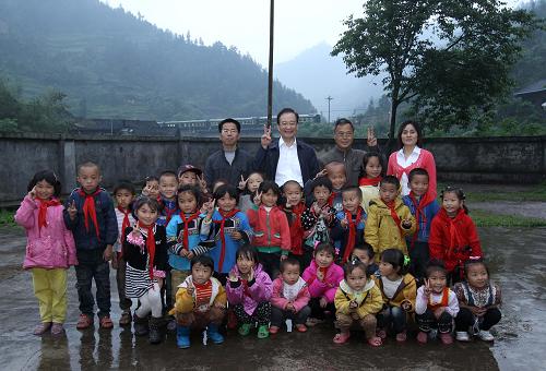 5月25日,在古丈县默戎镇毛坪村教学点——毛坪小学,温家宝与老师和孩子们合影留念。新华社记者 庞兴雷 摄
