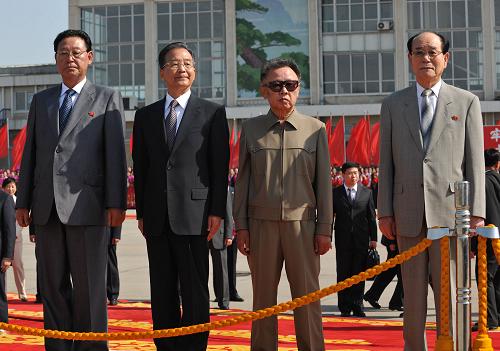10月4日,应朝鲜劳动党中央委员会和朝鲜政府邀请,中共中央政治局常委、国务院总理温家宝乘专机抵达平壤,开始对朝鲜民主主义人民共和国进行正式友好访问。朝鲜劳动党总书记、国防委员会委员长金正日,朝鲜最高人民会议常任委员会委员长金永南,朝鲜内阁总理金英日到机场迎接。新华社记者 黄敬文 摄