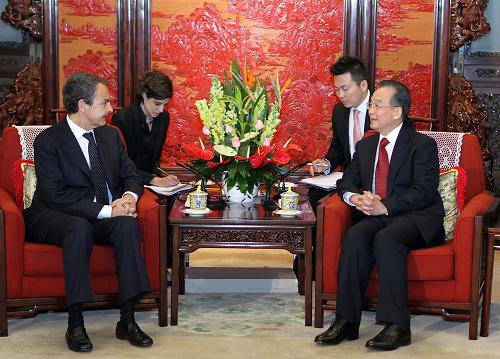 4月12日,中国国务院总理温家宝在北京会见西班牙首相萨帕特罗。 新华社记者丁林摄