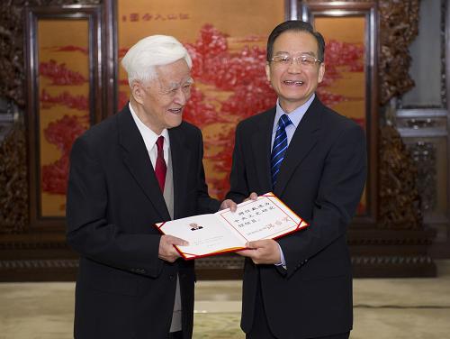 这是温家宝向新聘任的中央文史研究馆馆员戴逸颁发聘书。 新华社记者黄敬文摄