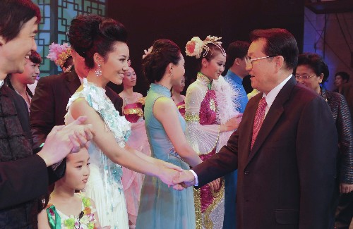 11月2日晚,由江苏省演艺集团有限公司排演的歌舞音画《茉莉花》,作为纪念改革开放30周年全国文化体制改革试点院团优秀剧(节)目汇报演出节目,在北京民族文化宫大剧院演出。中共中央政治局常委李长春等与首都各界观众一同观看节目。这是演出结束后,李长春与演员亲切握手。新华社记者 李学仁 摄