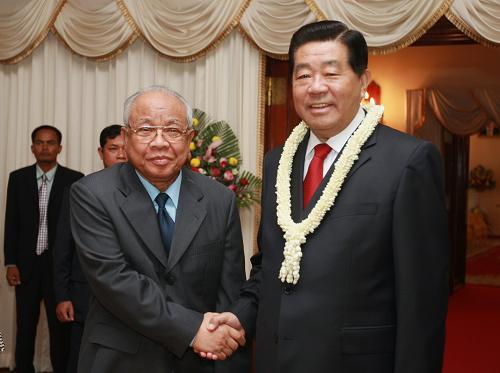 12月4日,全国政协主席贾庆林在金边与柬埔寨参议院主席谢辛举行会谈。新华社记者 鞠鹏 摄