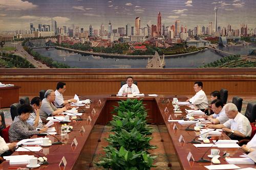 8月16日,全国人大常委会委员长吴邦国在北京人民大会堂主持召开十一届全国人大常委会第四十八次委员长会议。新华社记者 刘卫兵 摄
