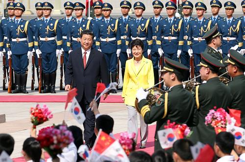 6月27日,国家主席习近平在北京人民大会堂同韩国总统朴槿惠举行会谈。会谈前,习近平在人民大会堂东门外广场为朴槿惠访华举行欢迎仪式。新华社记者 姚大伟 摄