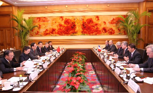 11月9日,国务委员唐家璇在北京中南海会见法国总统外事顾问雷维特。新华社记者 庞兴雷 摄
